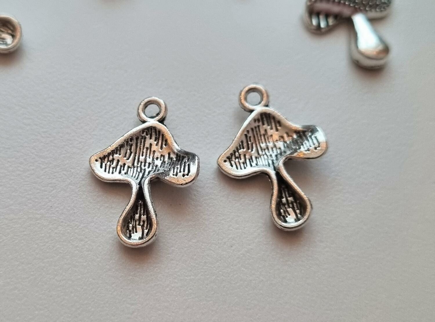 2 st Svampar berlocker / charms (silverfärgade)
