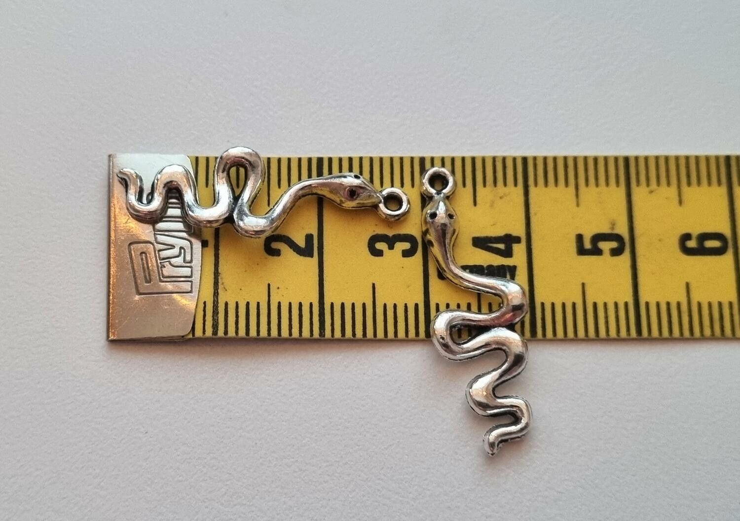2 st Ormar berlocker / charms (silverfärgade)