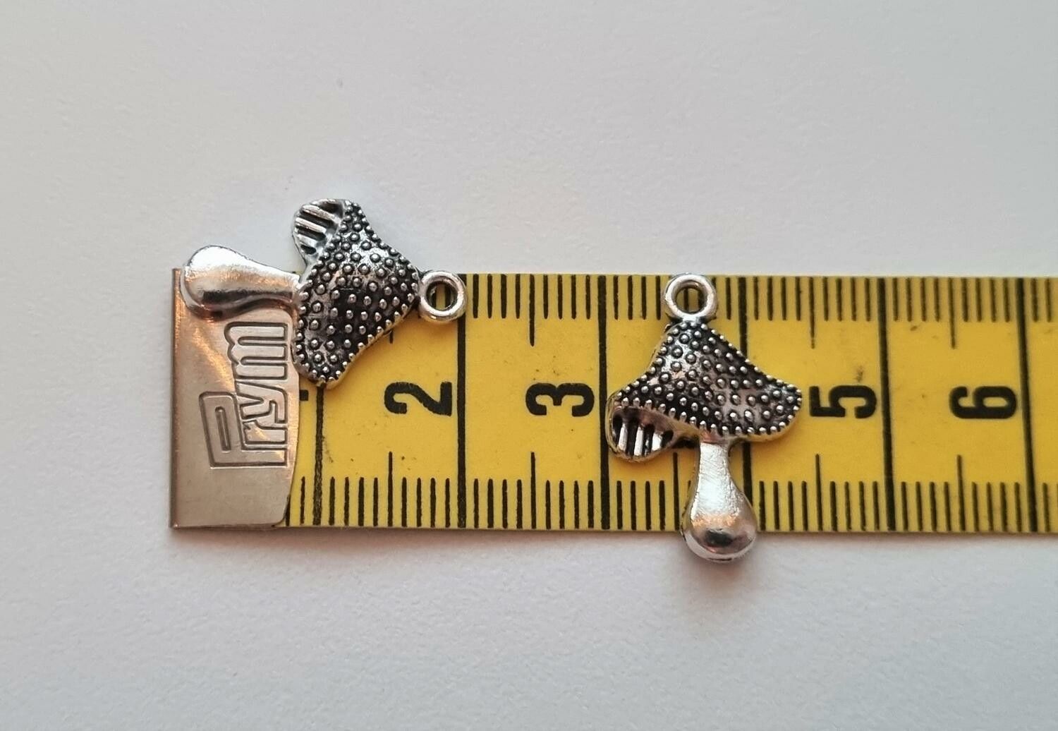 2 st Svampar berlocker / charms (silverfärgade)