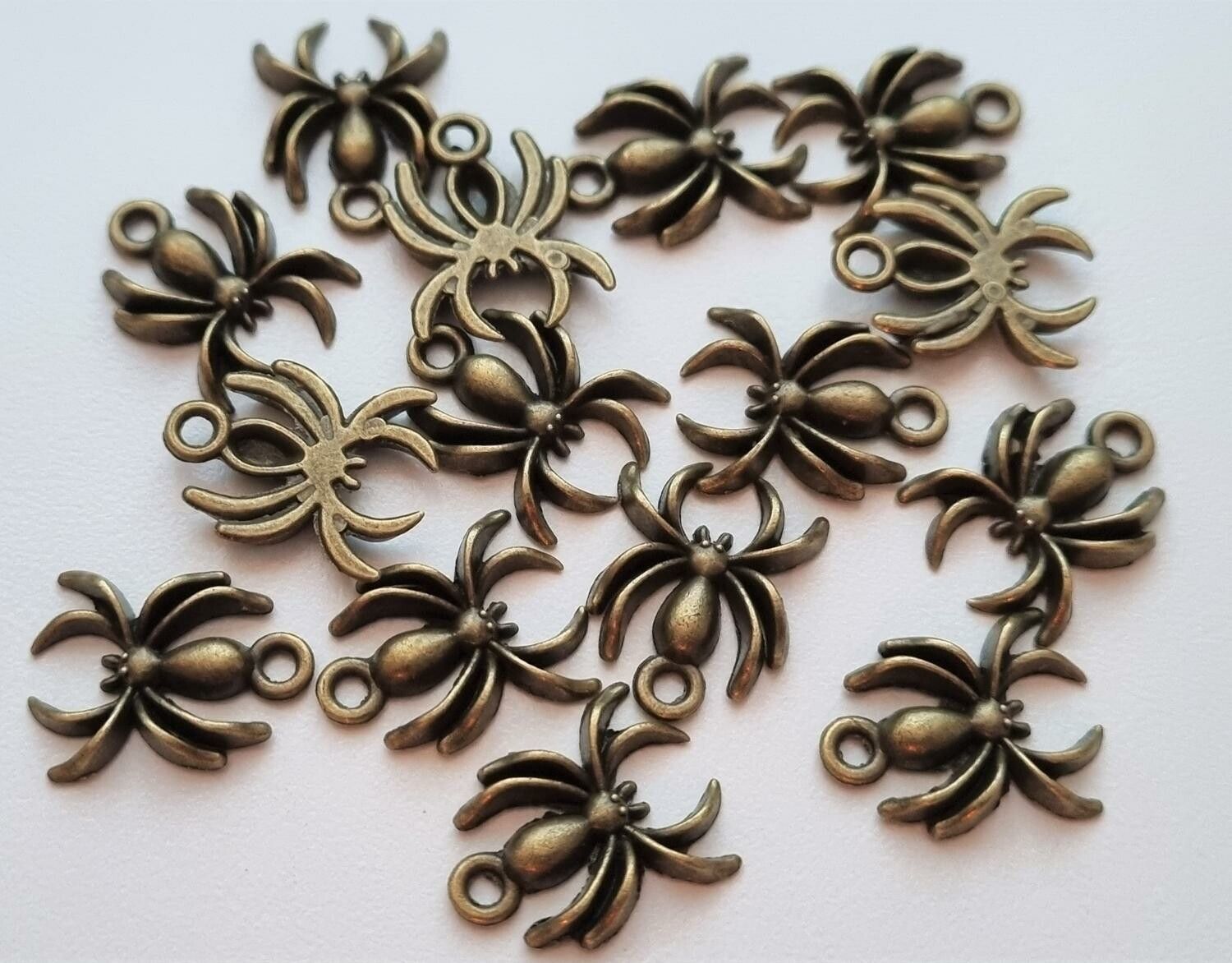2 st Spindlar berlocker / charms (bronsfärgade)