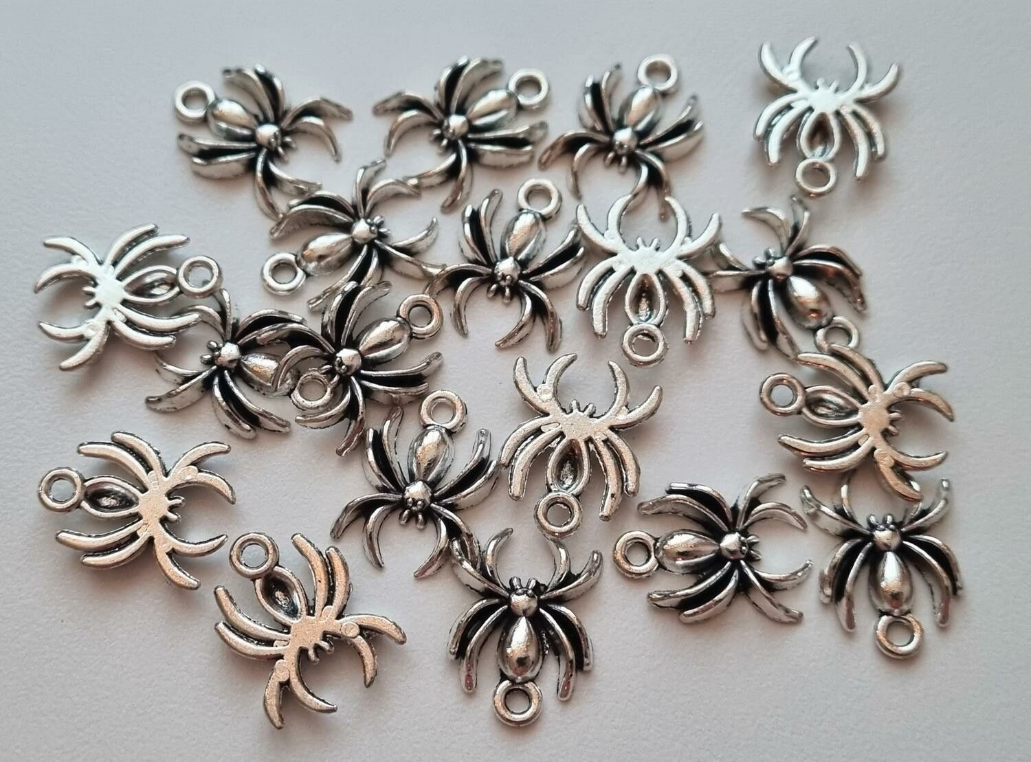 2 st Spindlar berlocker / charms (silverfärgade)