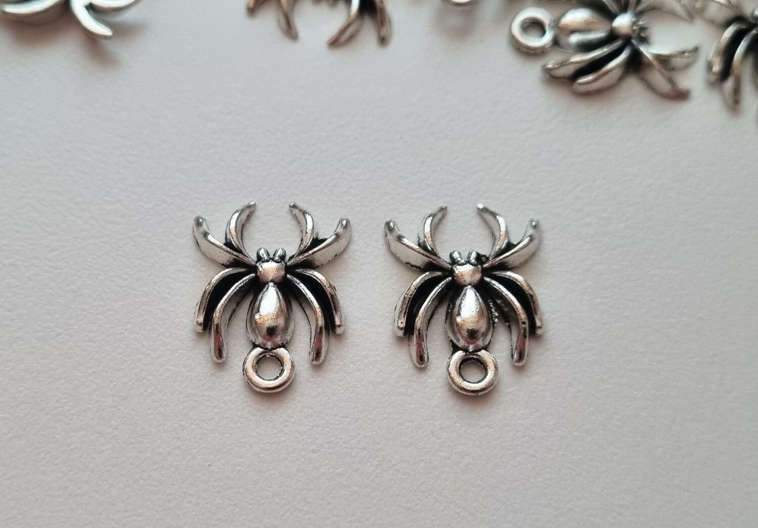 2 st Spindlar berlocker / charms (silverfärgade)