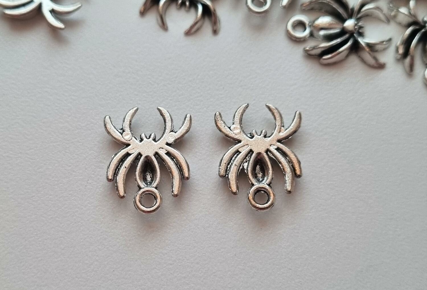 2 st Spindlar berlocker / charms (silverfärgade)