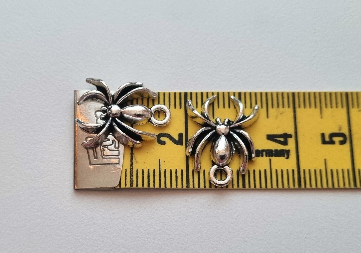 2 st Spindlar berlocker / charms (silverfärgade)