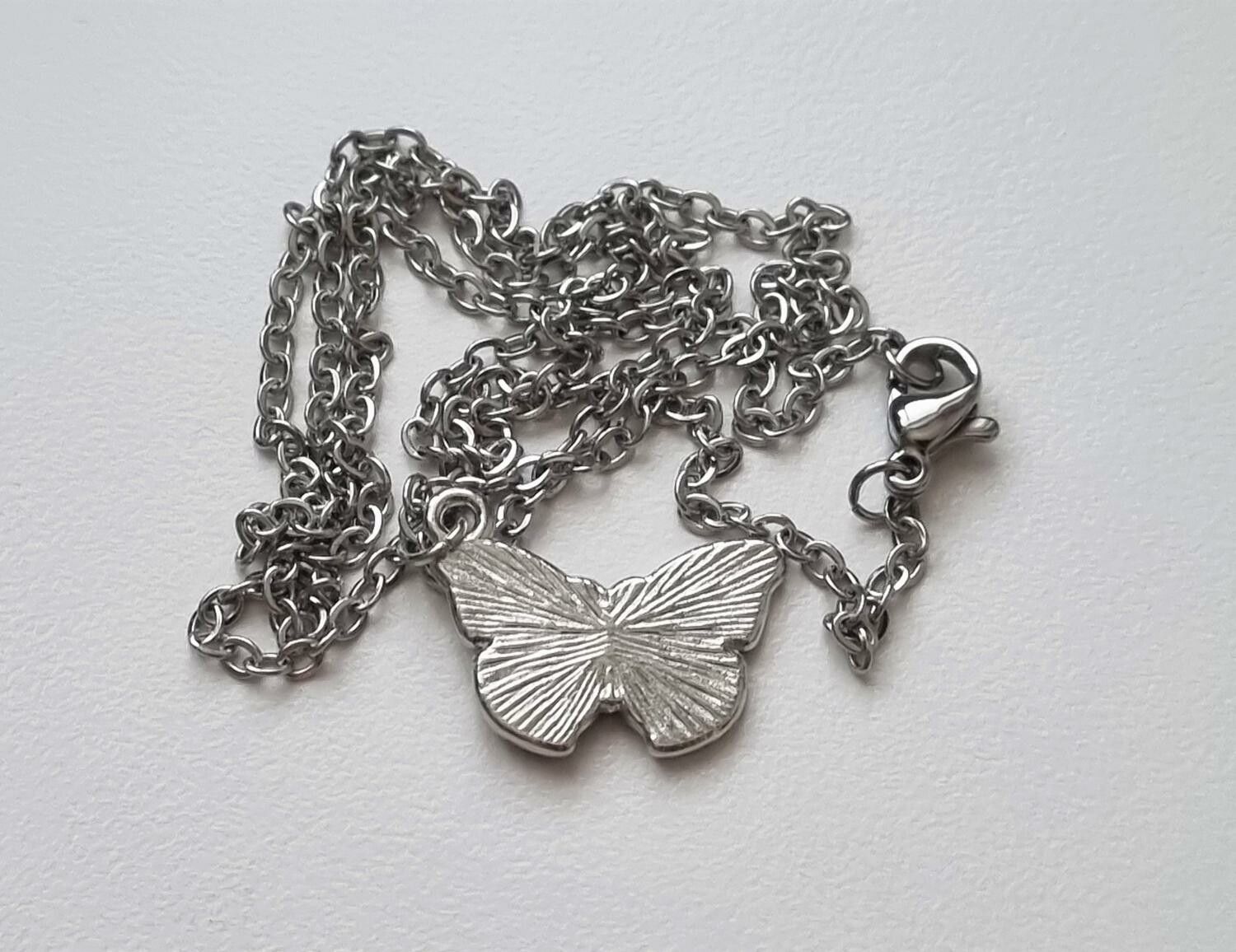 Silverfärgat halsband med söt fjäril (50 cm lång kedja, variant 6)