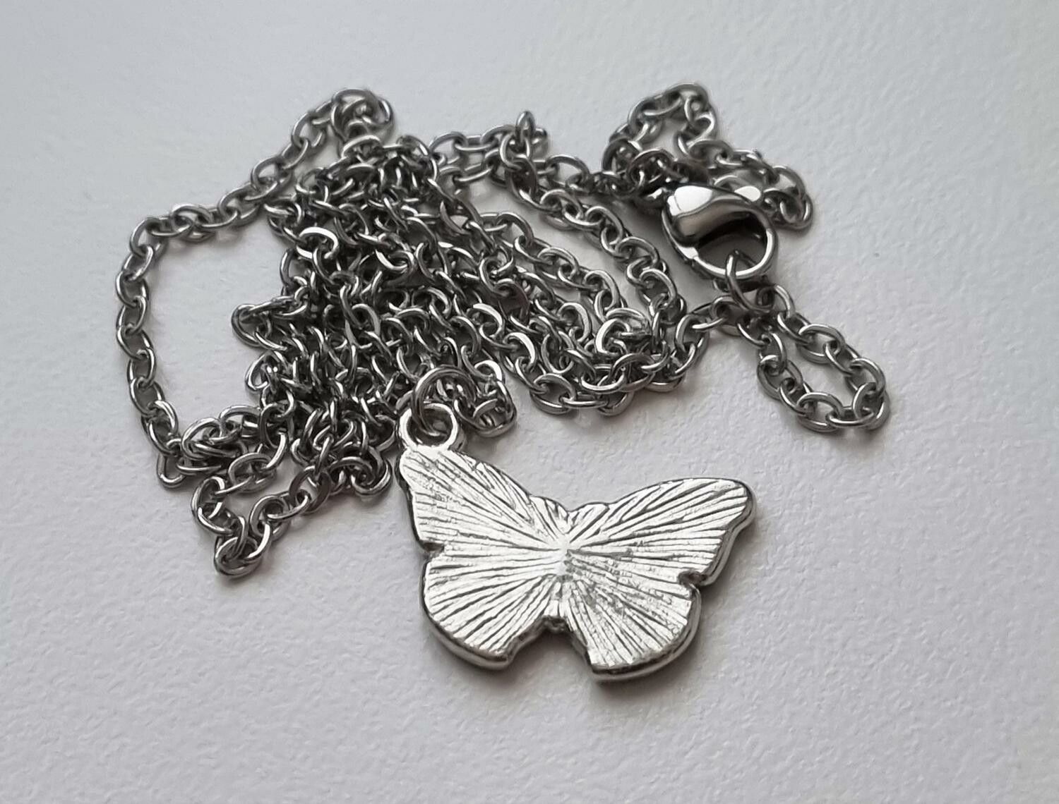 Silverfärgat halsband med söt fjäril (50 cm lång kedja, variant 4)