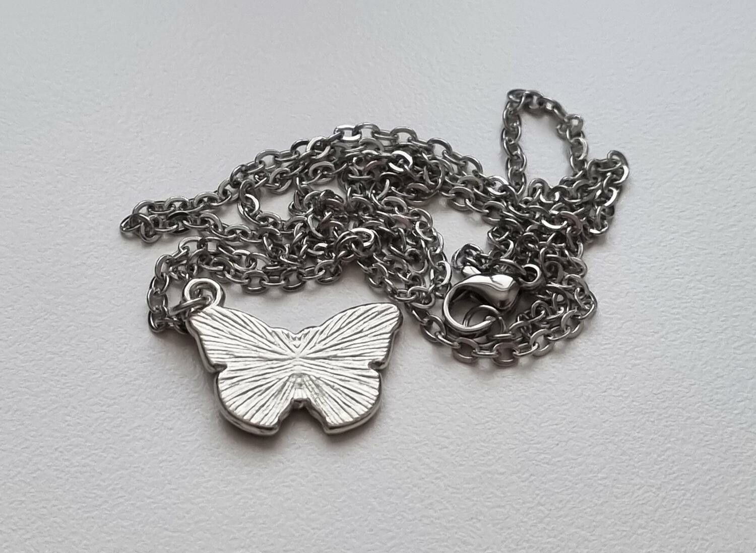 Silverfärgat halsband med söt fjäril (50 cm lång kedja, variant 3)