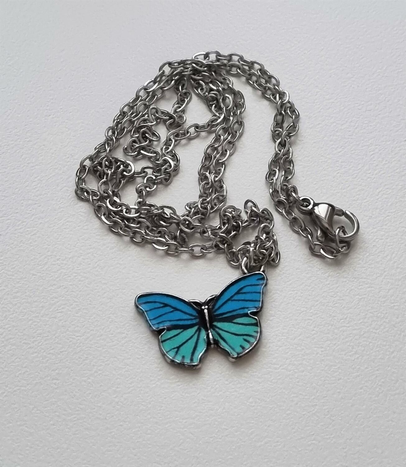 Silverfärgat halsband med söt fjäril (50 cm lång kedja, variant 2)