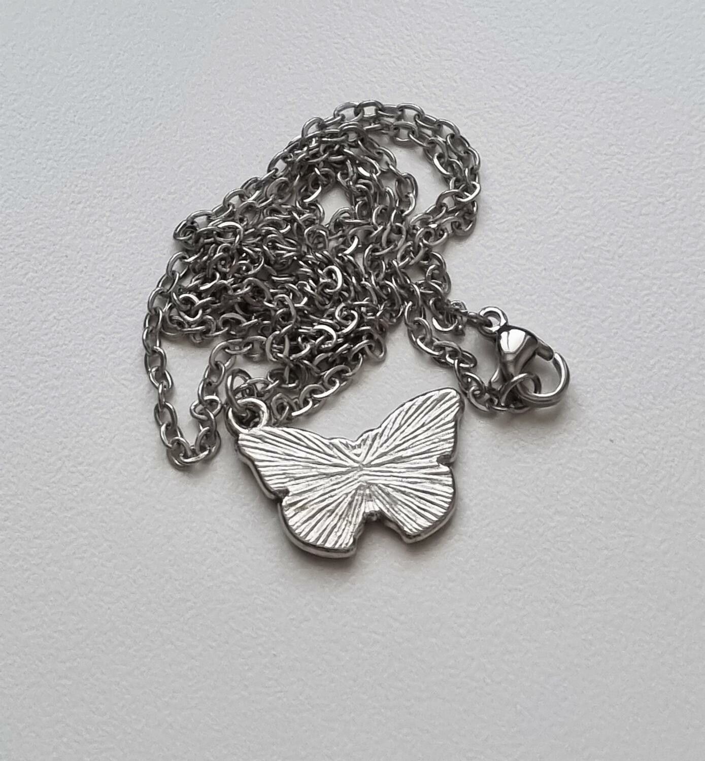 Silverfärgat halsband med söt fjäril (50 cm lång kedja, variant 2)
