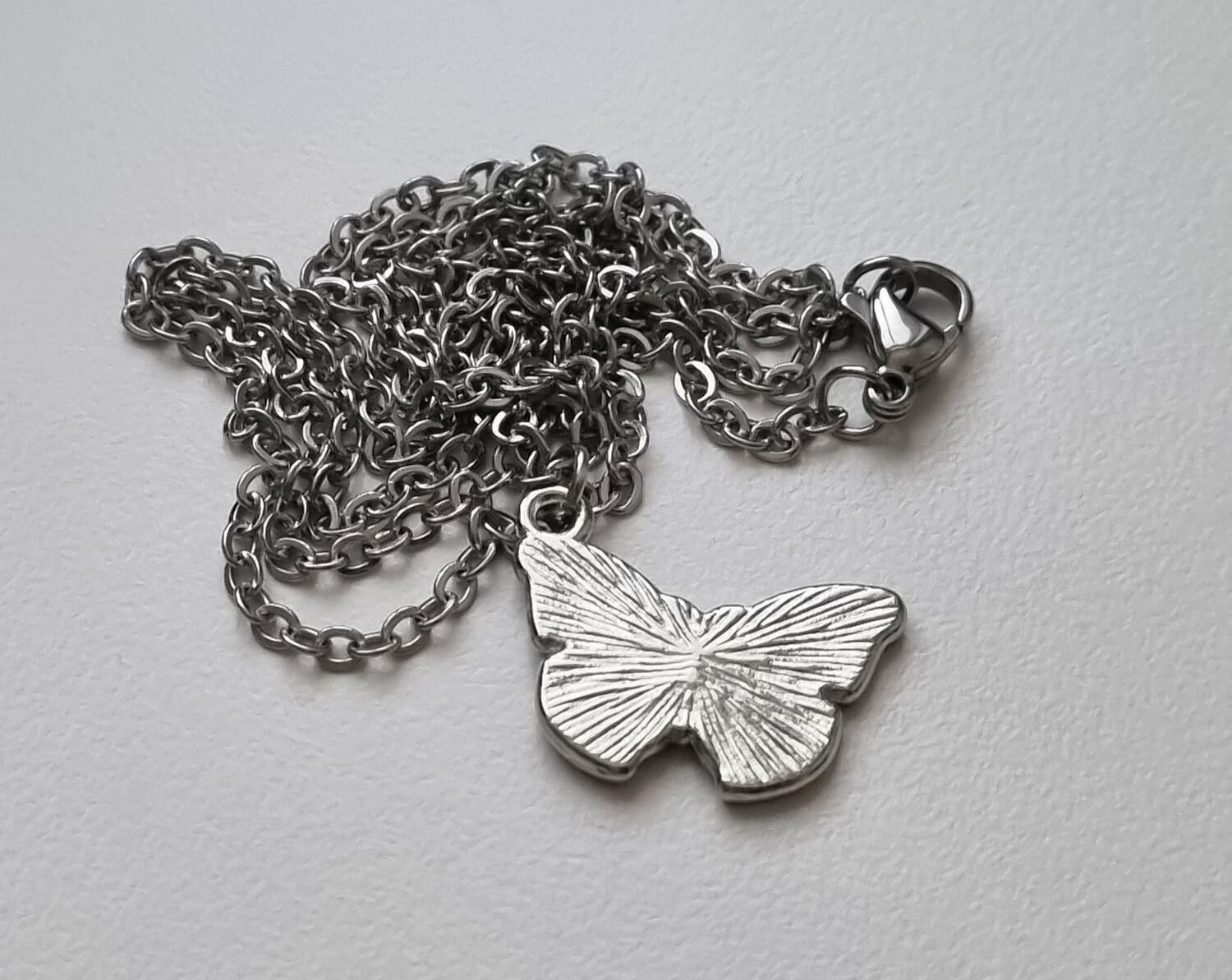 Silverfärgat halsband med söt fjäril (50 cm lång kedja, variant 1)
