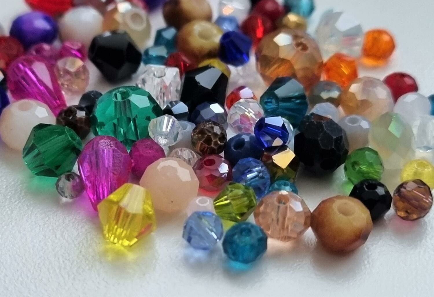 10 gram facetterade pärlor i blandade färger och storlekar