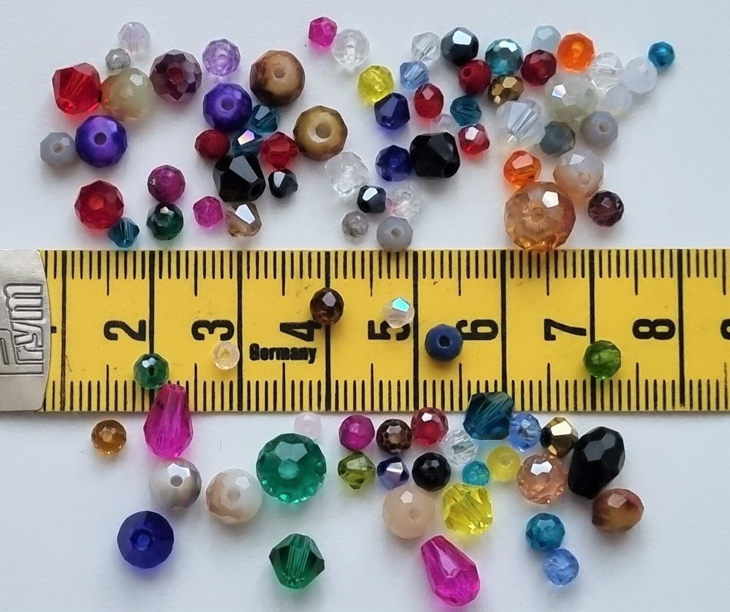 10 gram facetterade pärlor i blandade färger och storlekar