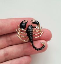 Brosch, söt liten skorpion (variant 2)