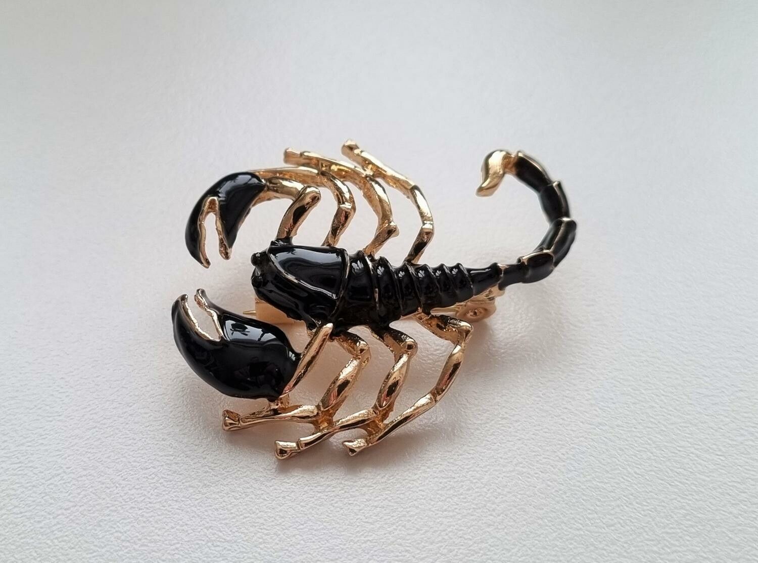 Brosch, söt liten skorpion (variant 2)