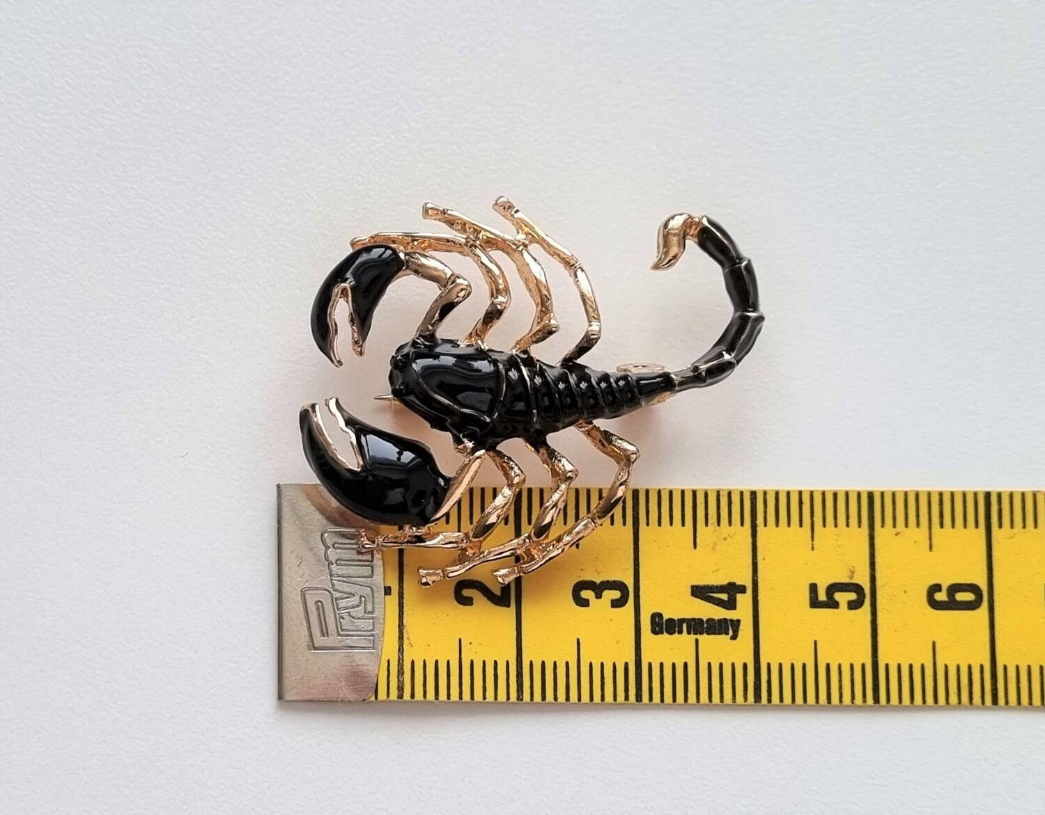 Brosch, söt liten skorpion (variant 2)