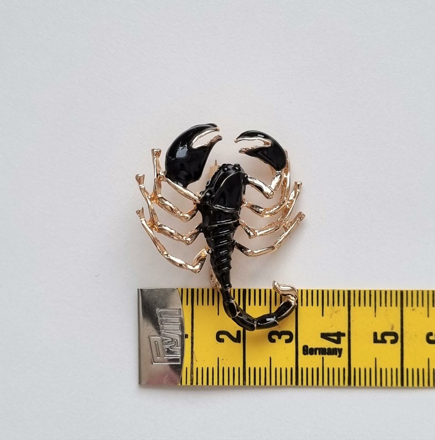 Brosch, söt liten skorpion (variant 2)