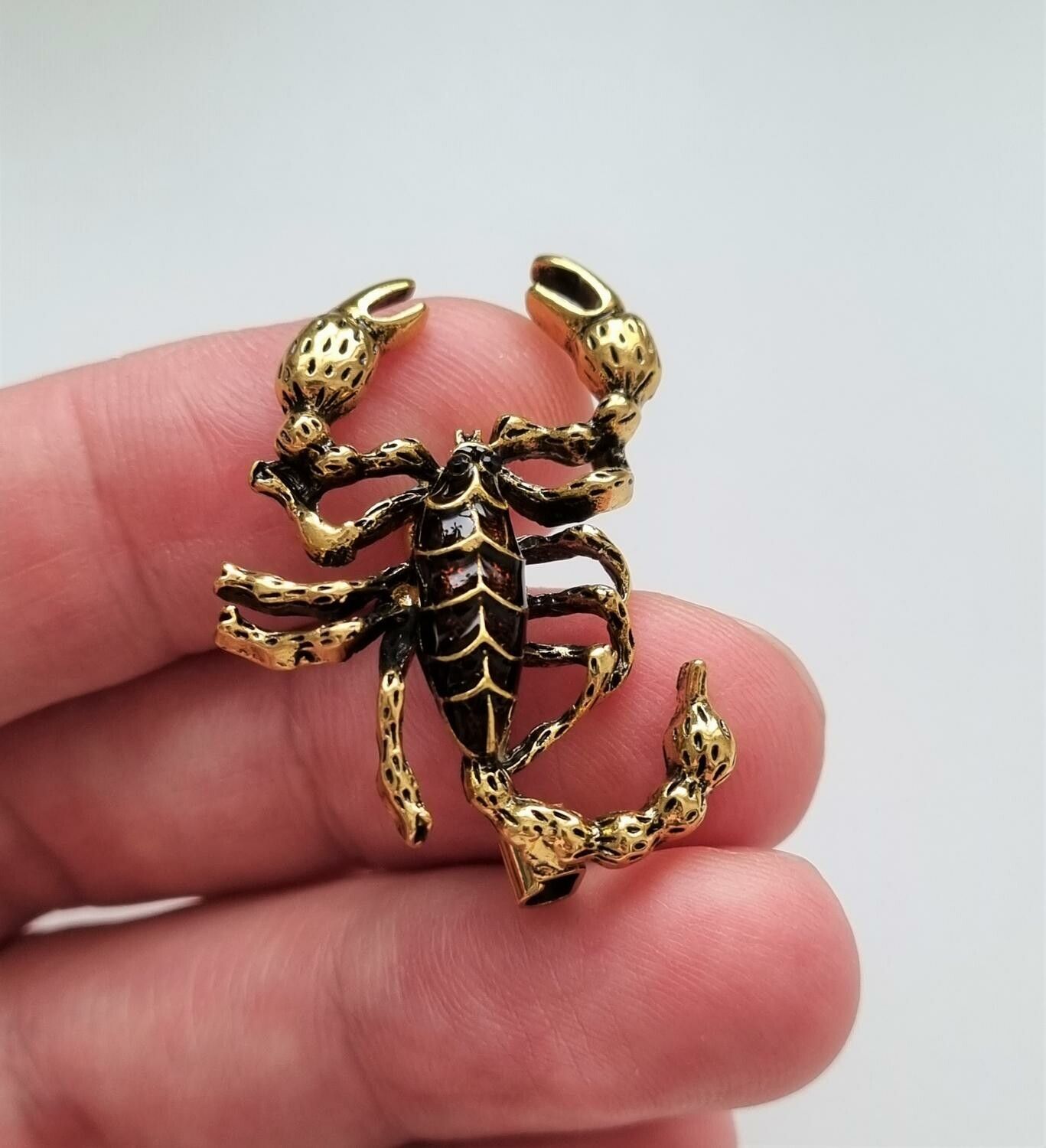 Brosch, söt liten skorpion (variant 1)