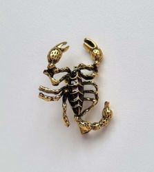 Brosch, söt liten skorpion (variant 1)