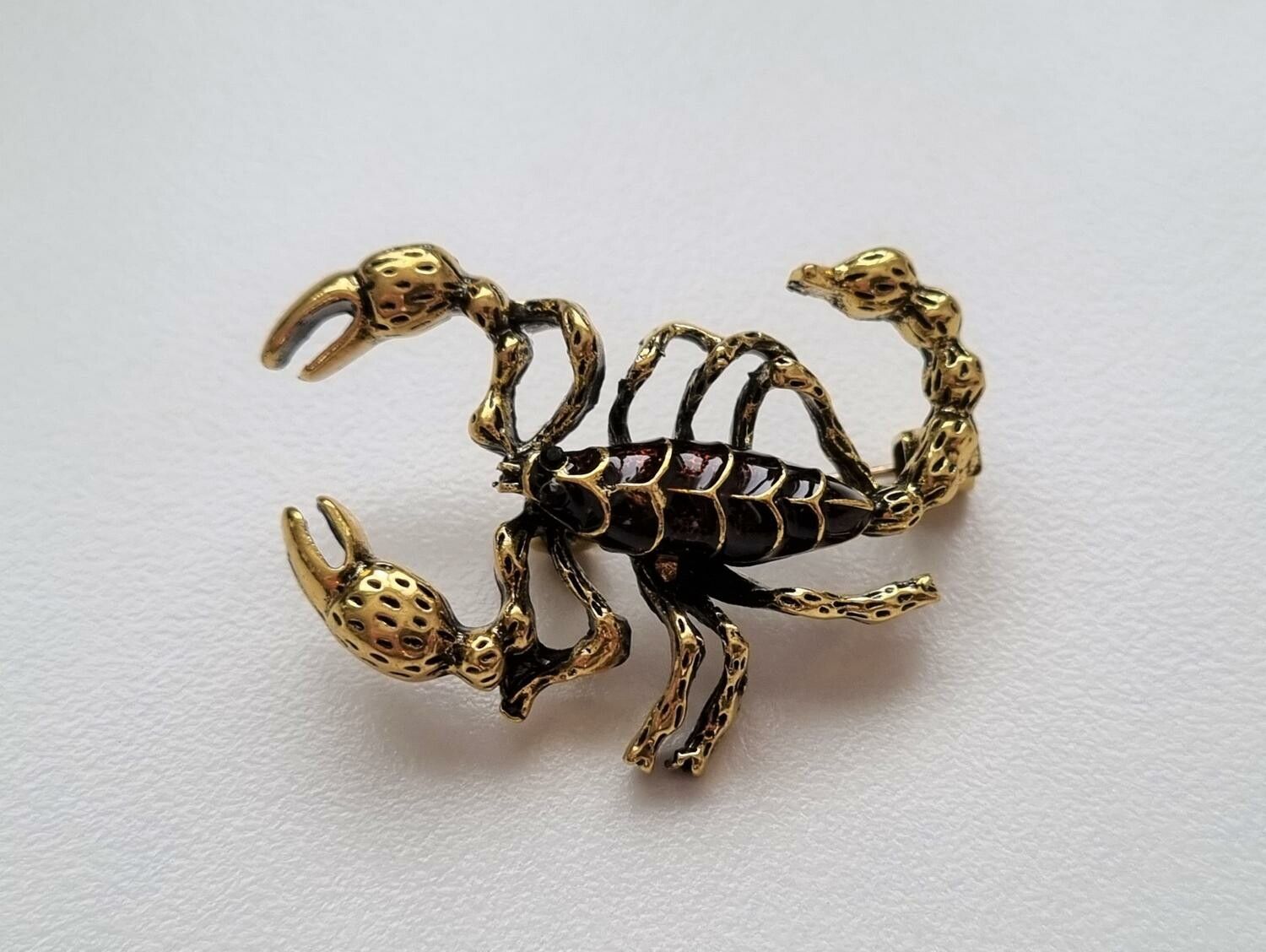 Brosch, söt liten skorpion (variant 1)