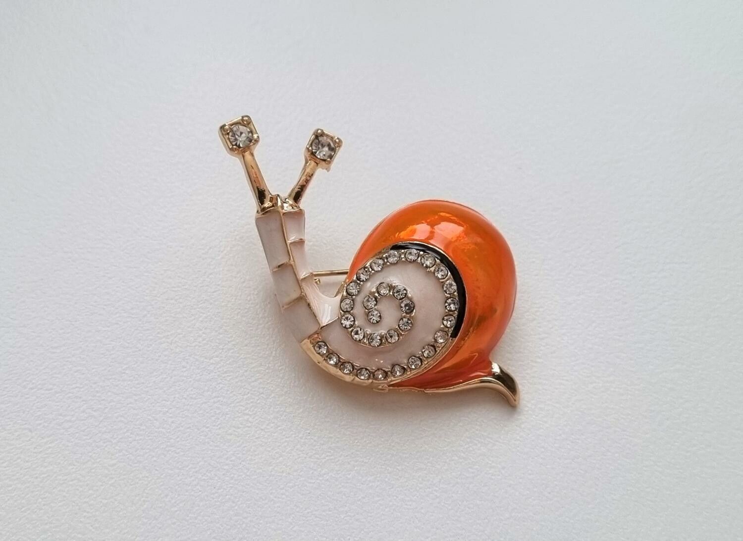 Brosch, gullig liten orange snigel