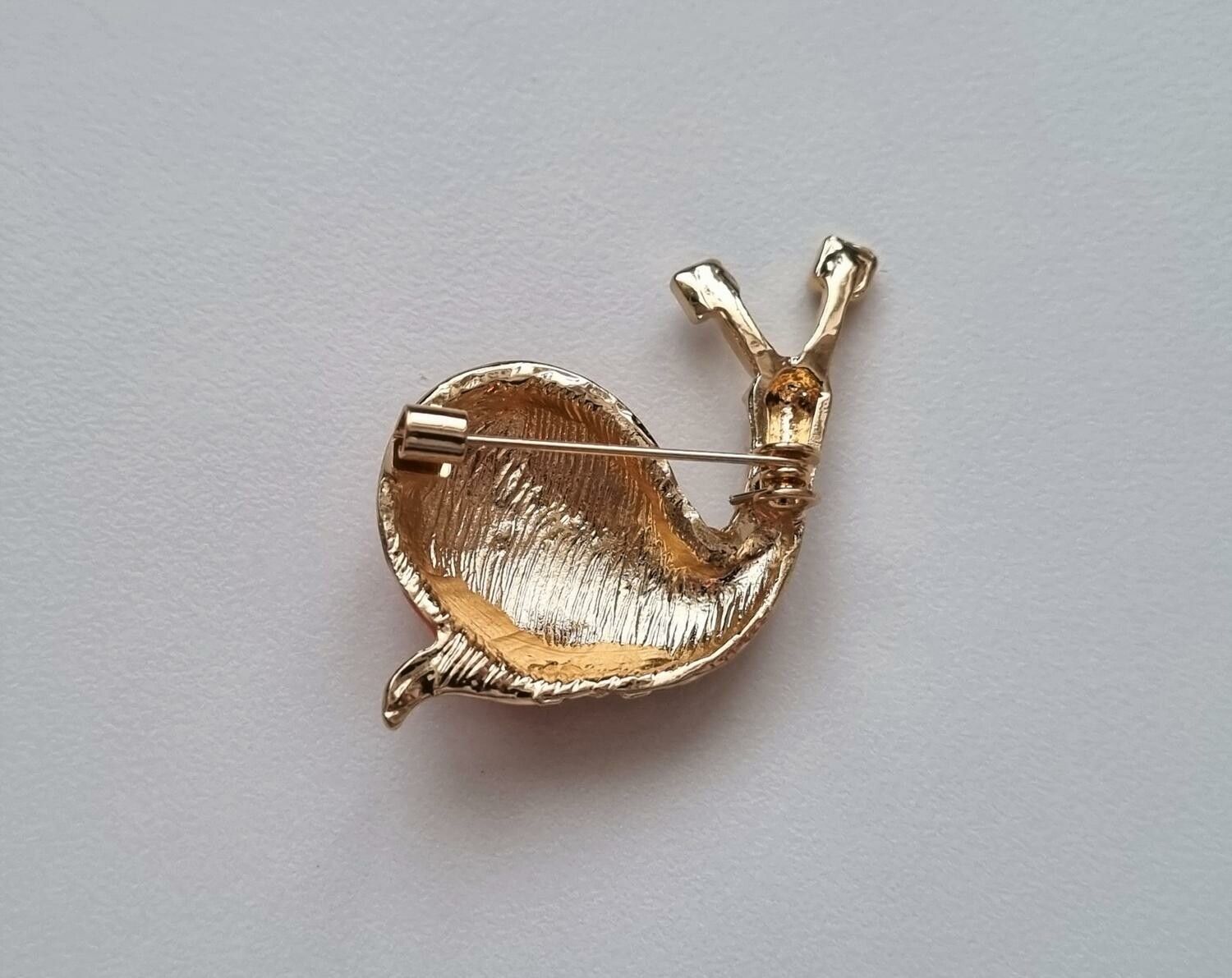 Brosch, gullig liten orange snigel