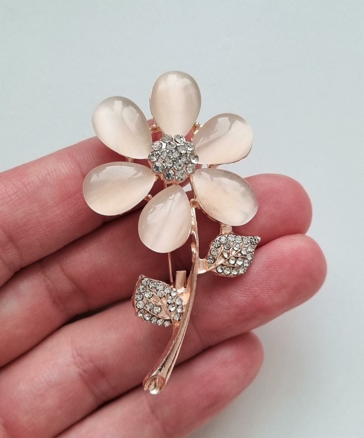 Brosch, Detaljrik vacker blomma i roseguld