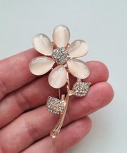 Brosch, Detaljrik vacker blomma i roseguld