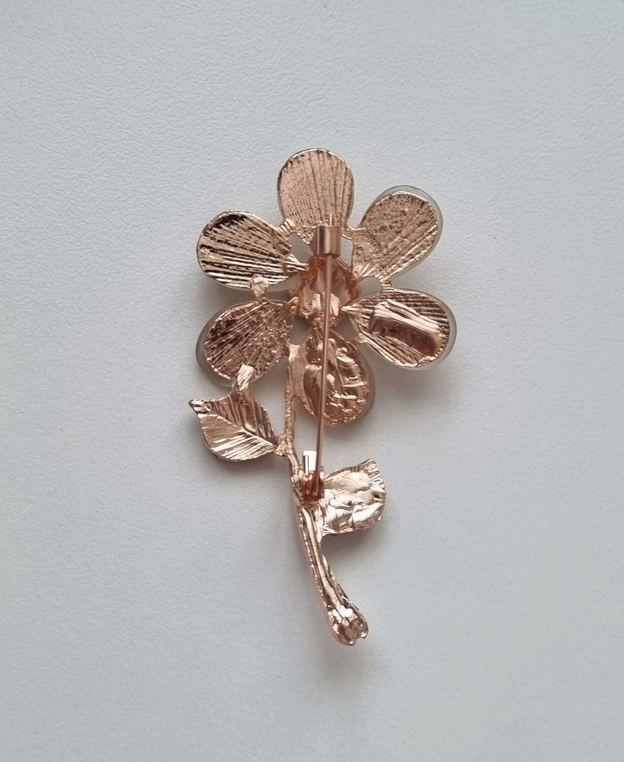 Brosch, Detaljrik vacker blomma i roseguld