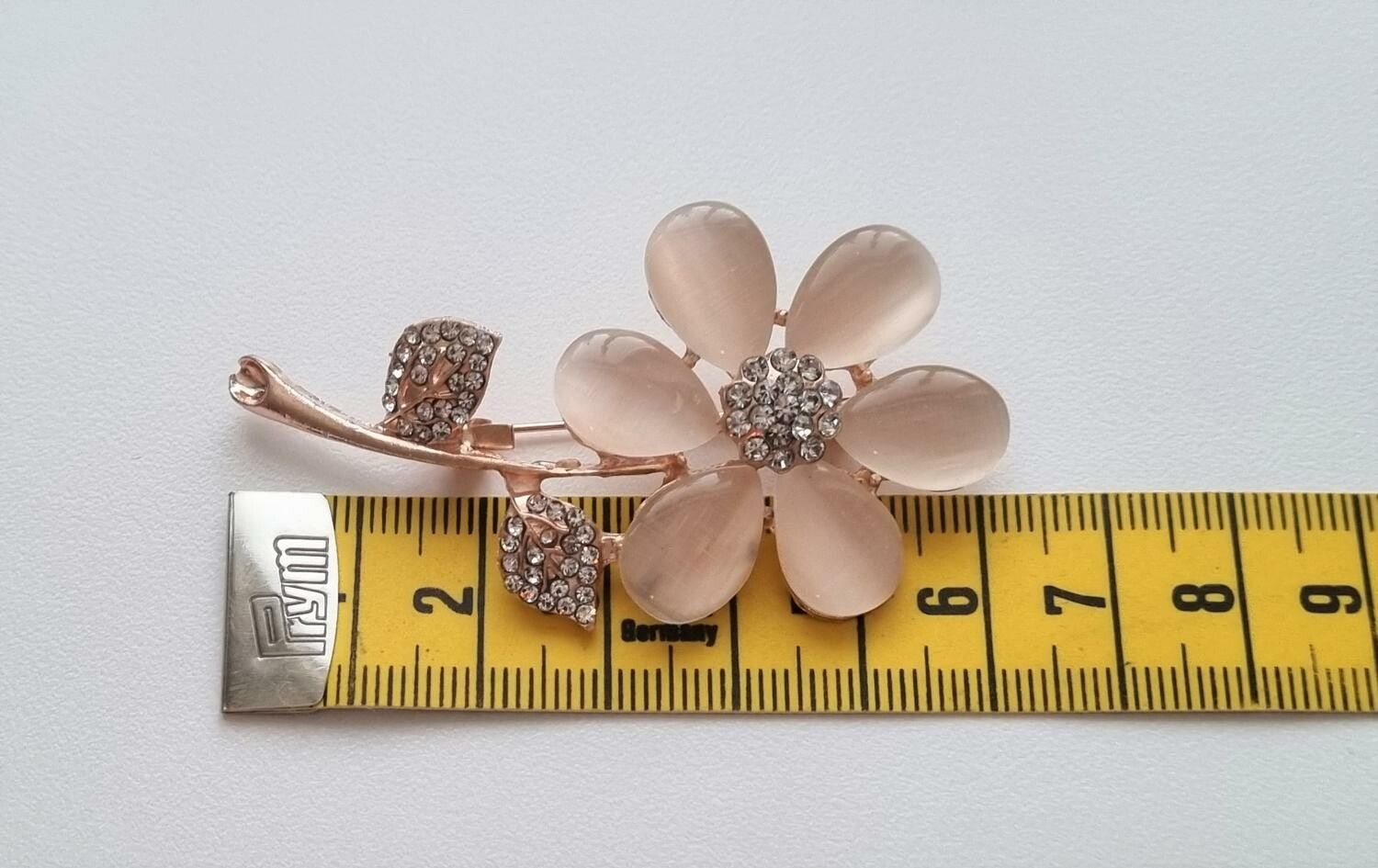Brosch, Detaljrik vacker blomma i roseguld