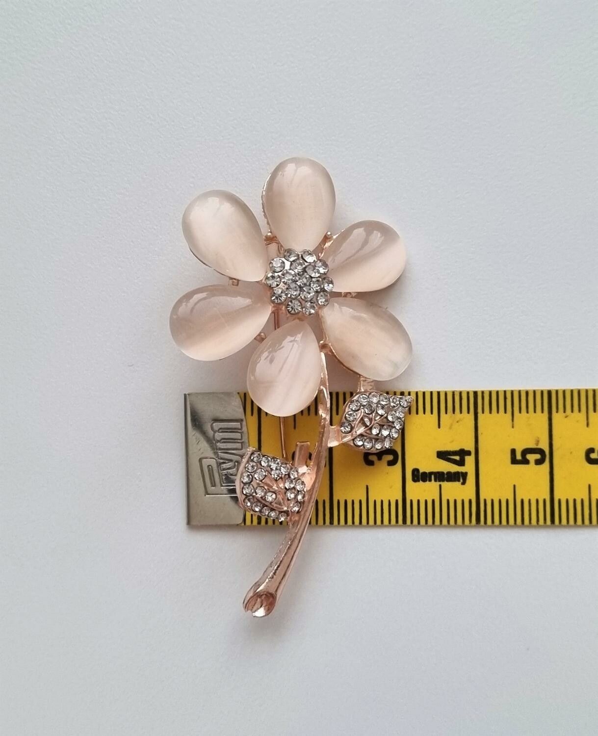 Brosch, Detaljrik vacker blomma i roseguld