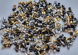 450 st klämpärlor, crimp beads (1,5 mm) i blandade färger