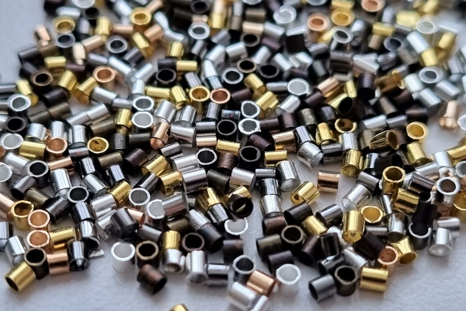 450 st klämpärlor, crimp beads (1,5 mm) i blandade färger