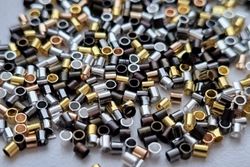 450 st klämpärlor, crimp beads (1,5 mm) i blandade färger