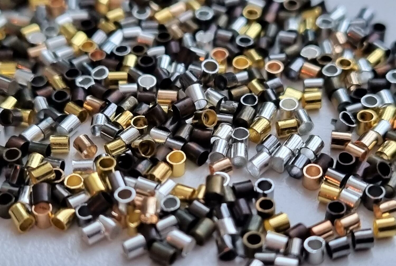450 st klämpärlor, crimp beads (1,5 mm) i blandade färger