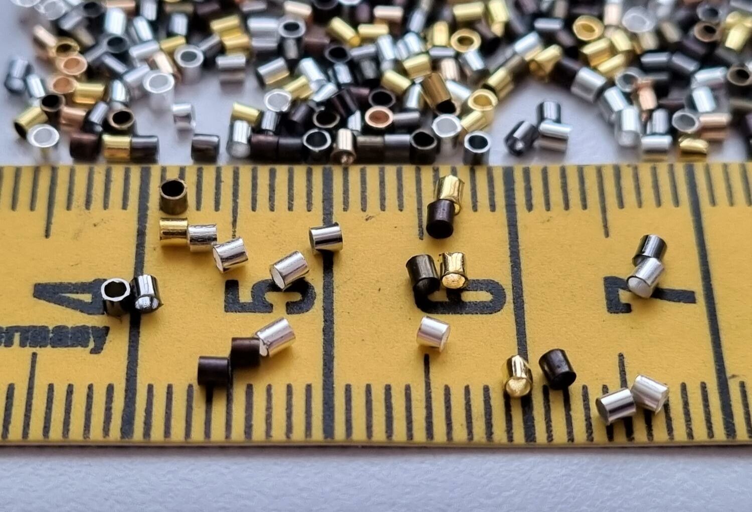 450 st klämpärlor, crimp beads (1,5 mm) i blandade färger