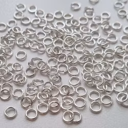 100 st jumprings / bindringar (4 mm, vita/ljus silver)
