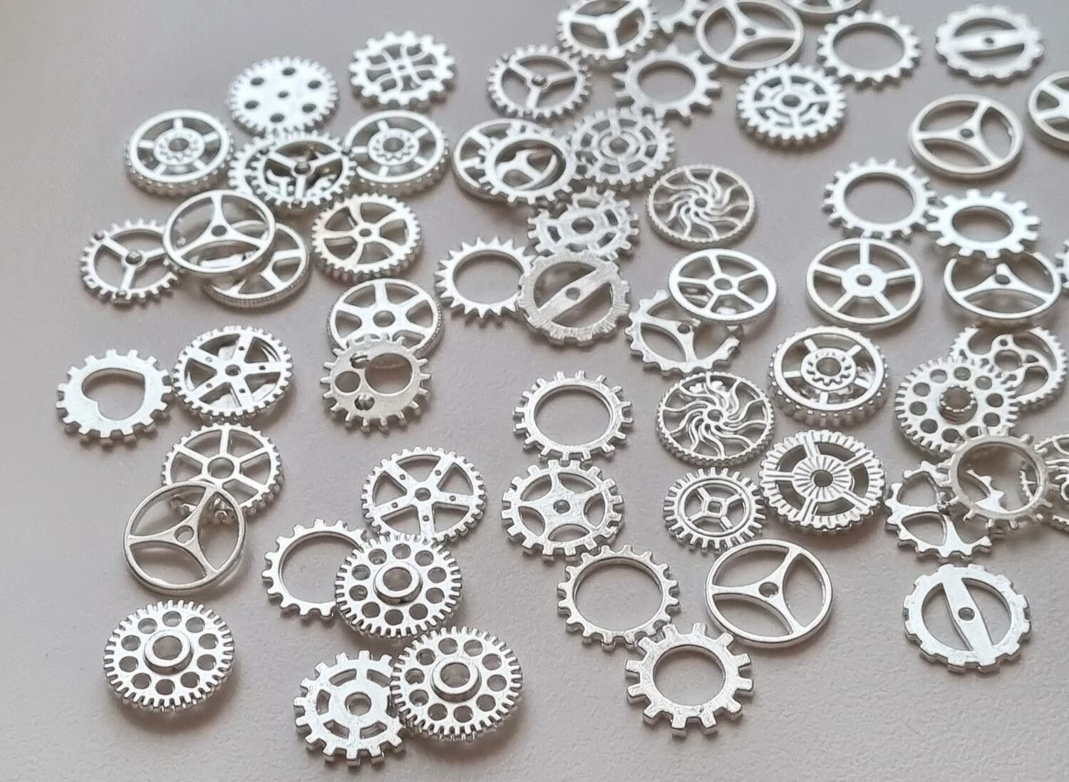 50 st kugghjul i steampunk, kuggar, gears minikugghjul (silverfärgade/vita)