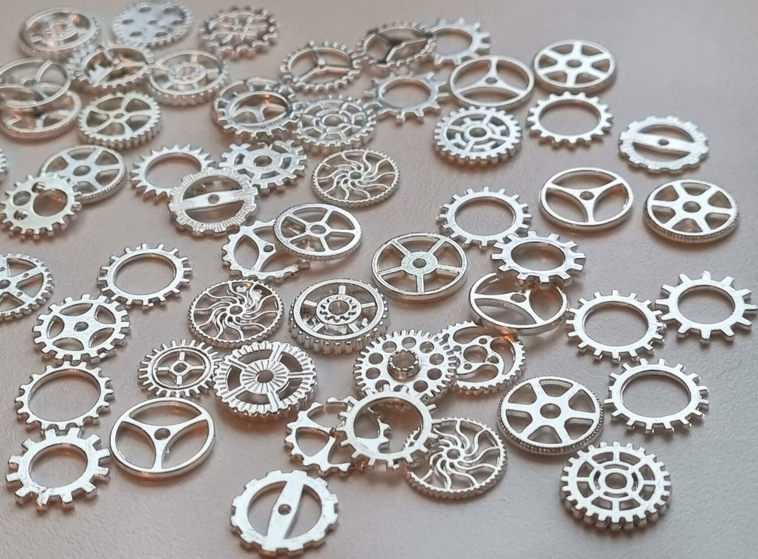 50 st kugghjul i steampunk, kuggar, gears minikugghjul (silverfärgade/vita)