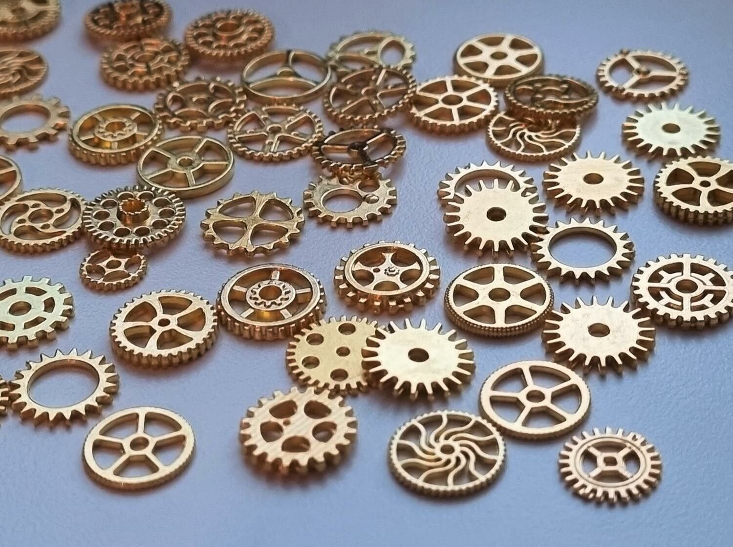 50 st kugghjul i steampunk, kuggar, gears minikugghjul (guldfärgade)