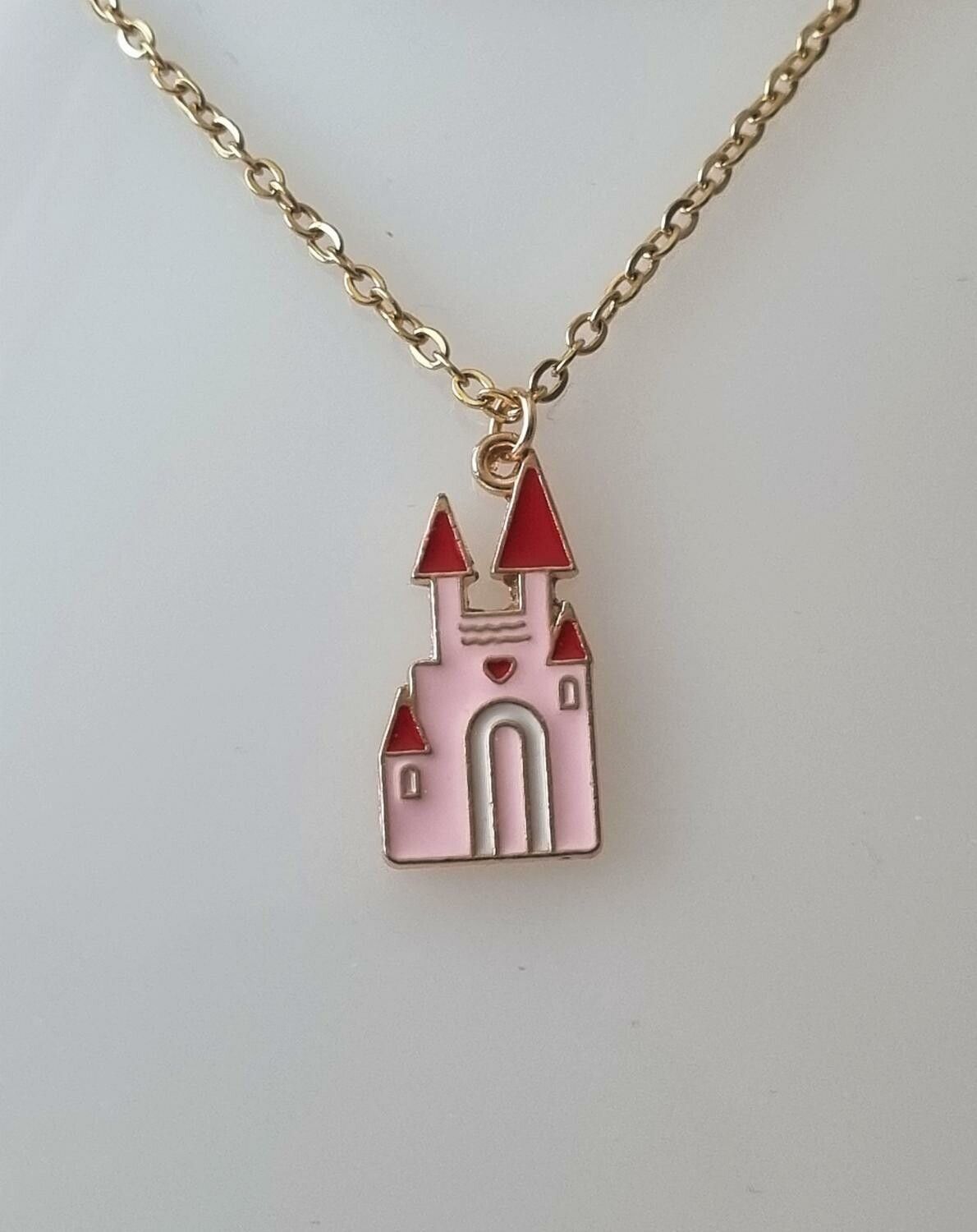 Guldfärgat halsband (50 cm) med ett slott som berlock