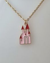Guldfärgat halsband (50 cm) med ett slott som berlock