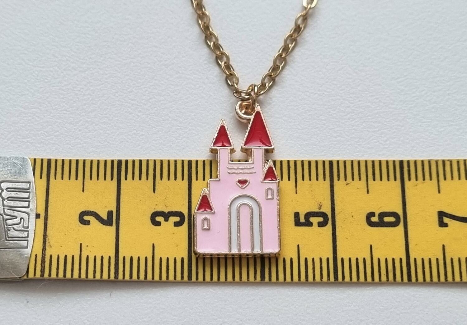 Guldfärgat halsband (50 cm) med ett slott som berlock