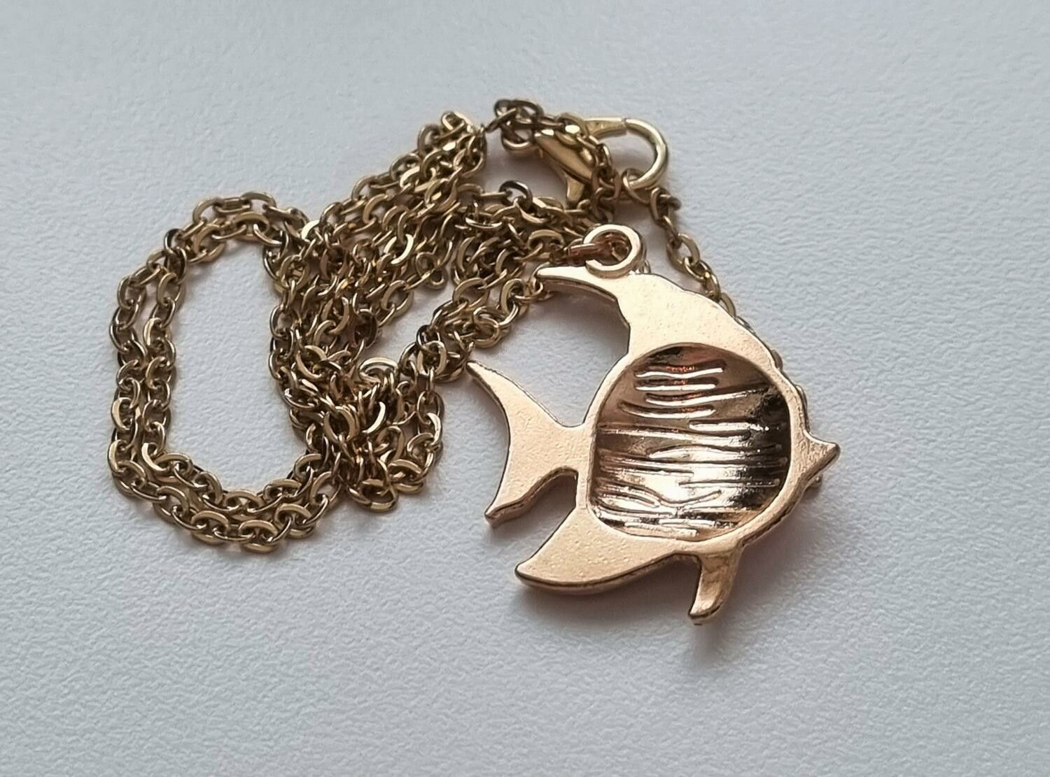 Guldfärgat halsband (50 cm) med fisk som berlock