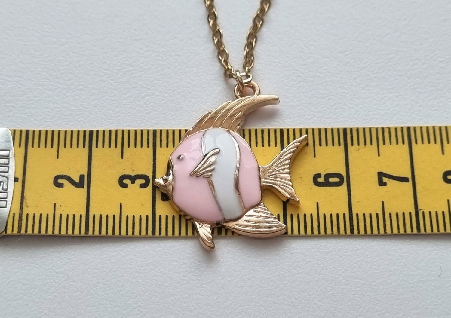 Guldfärgat halsband (50 cm) med fisk som berlock