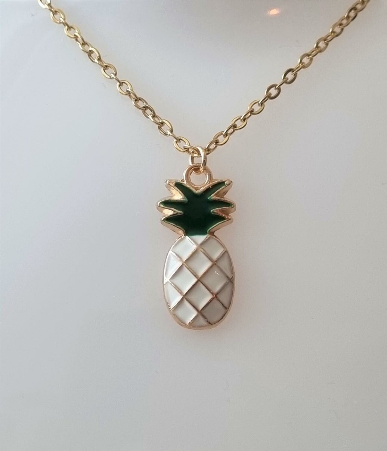 Guldfärgat halsband (50 cm) med en söt ananas som berlock