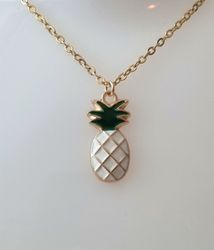 Guldfärgat halsband (50 cm) med en söt ananas som berlock