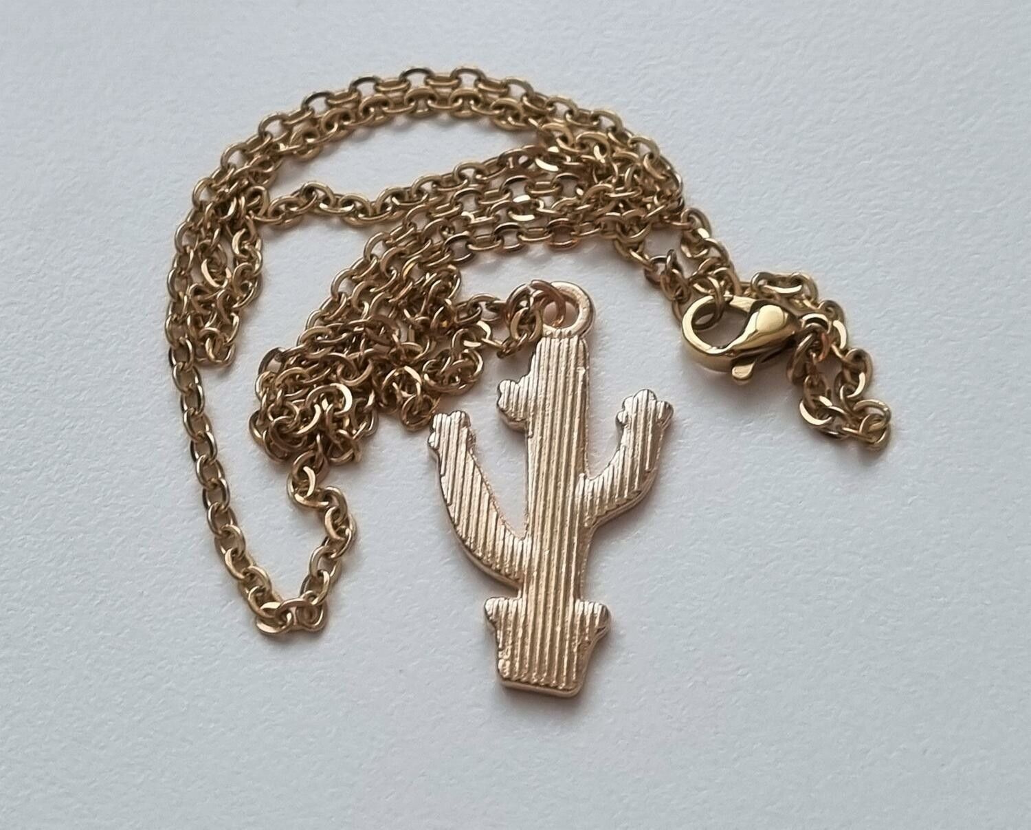 Guldfärgat halsband (50 cm) med en kaktus som berlock