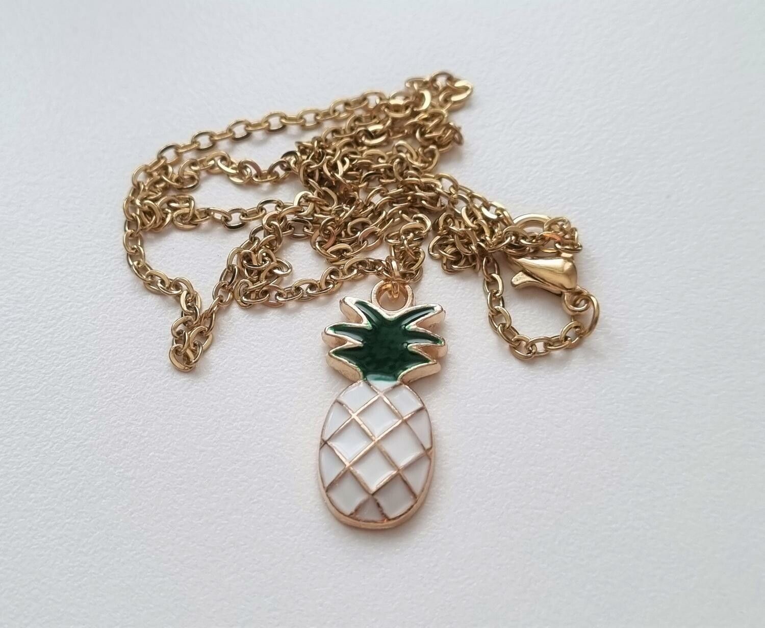 Guldfärgat halsband (50 cm) med en söt ananas som berlock