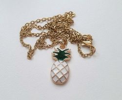 Guldfärgat halsband (50 cm) med en söt ananas som berlock
