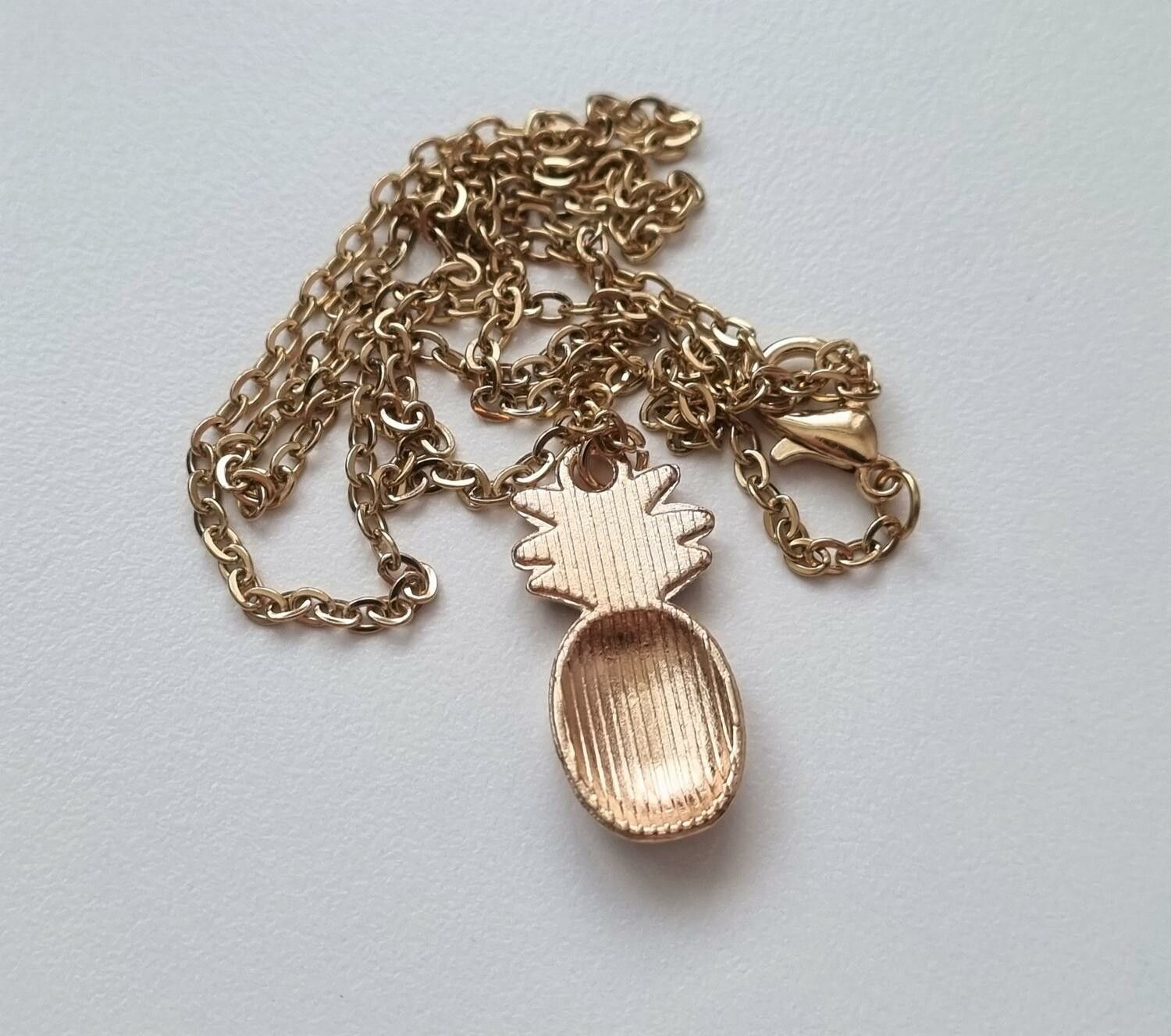 Guldfärgat halsband (50 cm) med en söt ananas som berlock